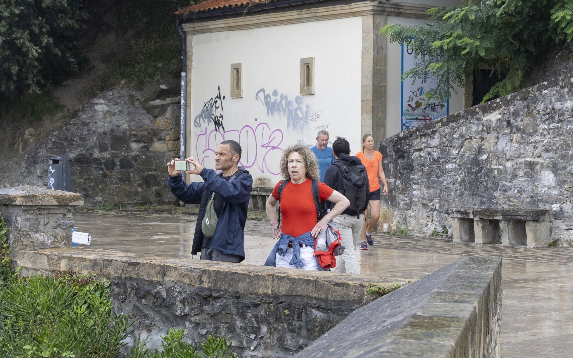 Imagen secundaria 1 - Mantenimiento limpiará en septiembre la nueva señalética de Urgull vandalizada
