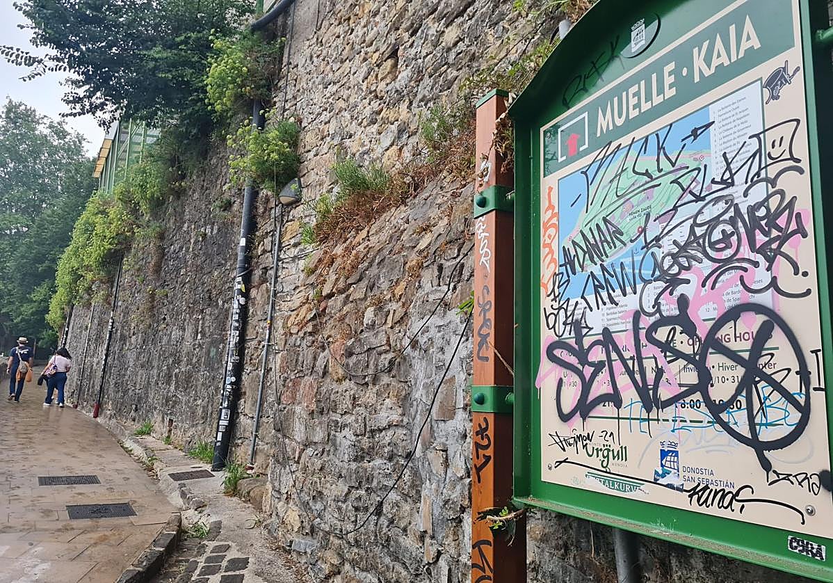 Los paneles informativos han sido vandalizados con pintura.