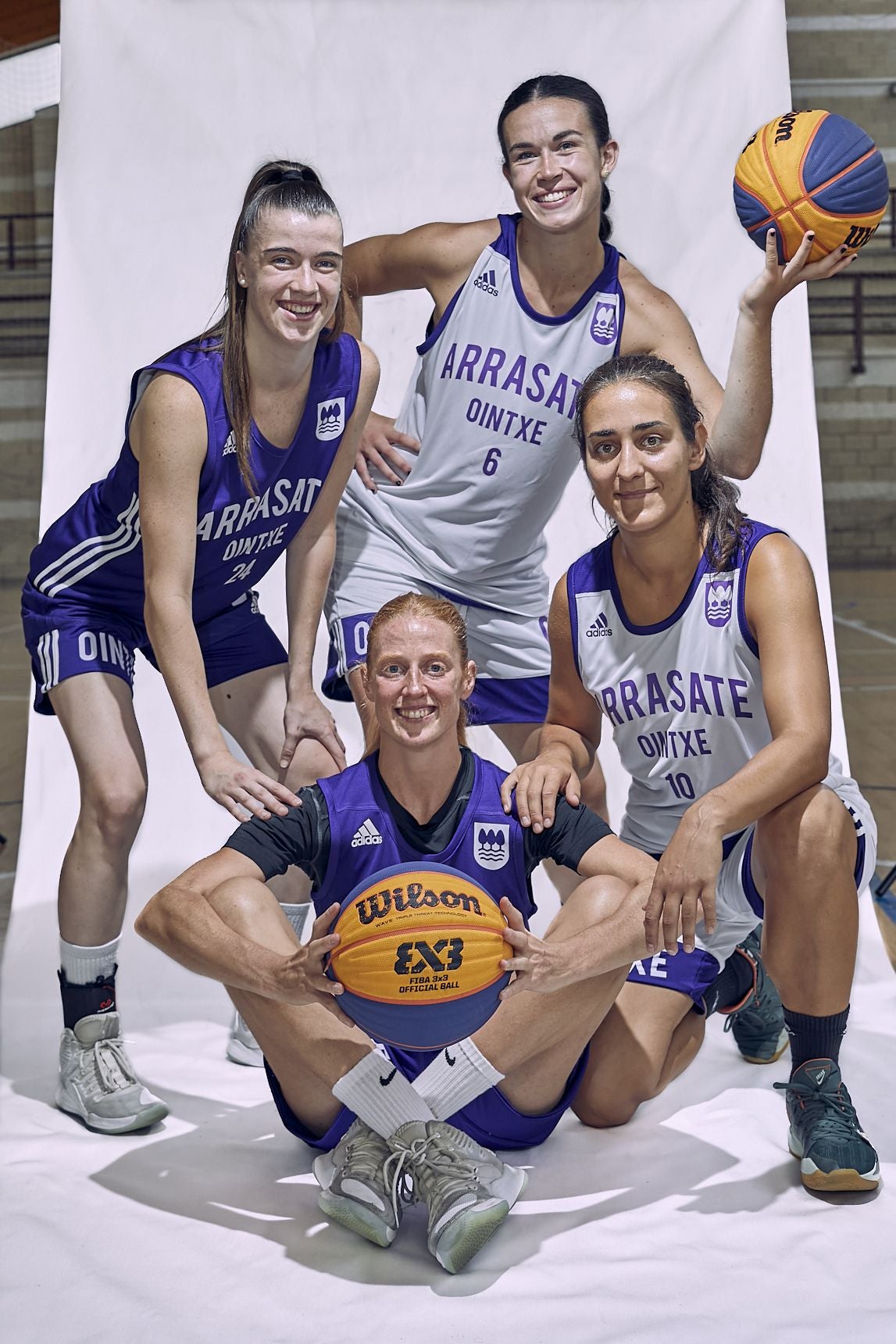 Naroa Zabala, Irene Murua, Uxue Esparta e Izar Badia posan con la camiseta del Arrasate Ointxe.