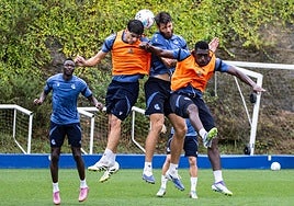 Traoré pugna por un balón aéreo junto a Jon Martín y Caleta-Car con Sadiq atento a la jugada