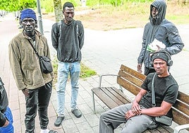 Refugiados subsaharianos esperan en los soportales próximos a una comisaría de Vitoria.