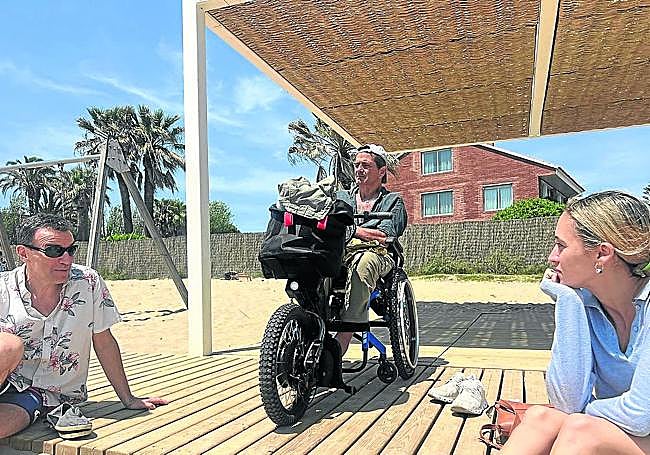 Matteo descansa en la plataforma de una de las playas de Barcelona.