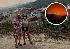 Ainhoa, junto a su abuela, Pilar, ambas con mascarilla por precaución, posan en lo alto del pueblo.