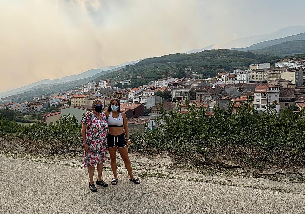 Ainhoa, junto a su abuela, Pilar, ambas con mascarilla por precaución, posan en lo alto del pueblo.
