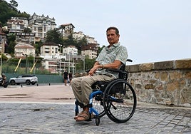 Matteo Orlando, en silla de ruedas, en las cercanías de la playa de Ondarreta de Donostia, donde denuncia falta de accesibilidad.