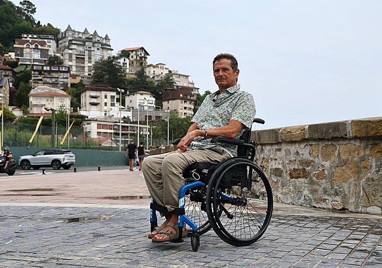 Matteo Orlando, en silla de ruedas, en las cercanías de la playa de Ondarreta de Donostia, donde denuncia falta de accesibilidad.
