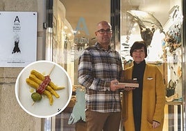 Mikel Aranburu en el exterior de su local con el premio a la sostenibilidad por SS Shops en 2021