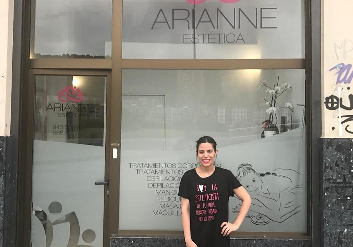 Oihana Lozano, frente a su negocio en el barrio donostiarra de Herrera.