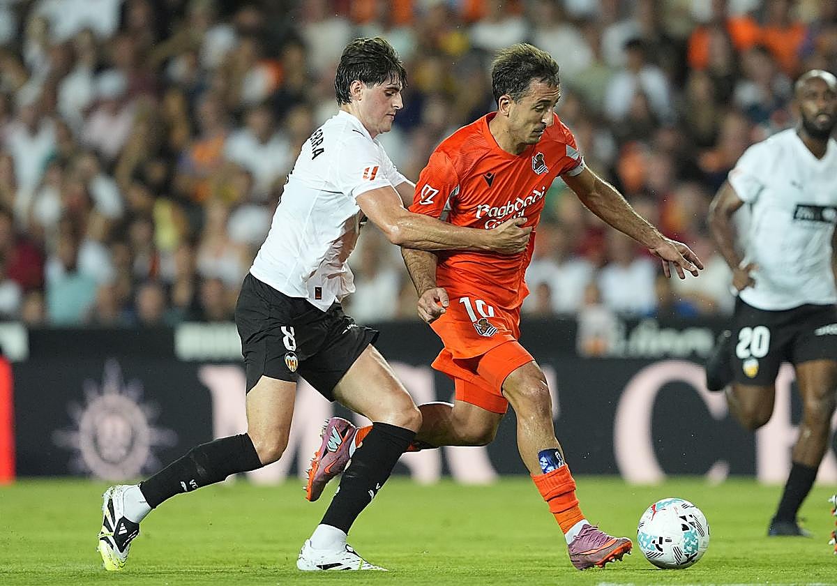 Javi Guerra persigue a Mikel Oyarzabal durante el partido del sábado en Mestalla