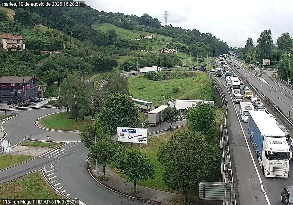 Las retenciones se han generado por la gran afluencia de tráfico en la muga.