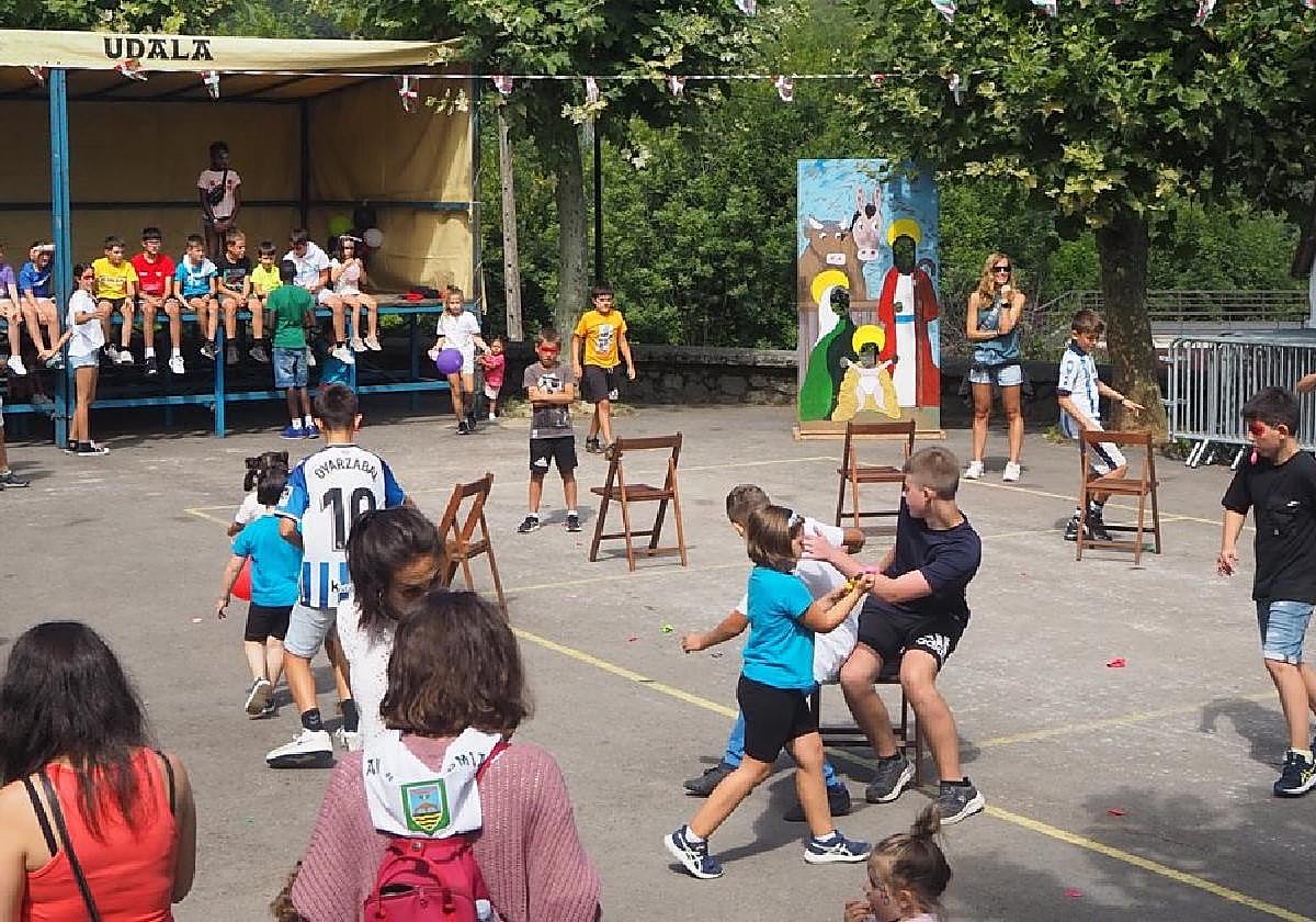 Haurrak jolasean iazko San Bartolome jaietako haurraren egunean.