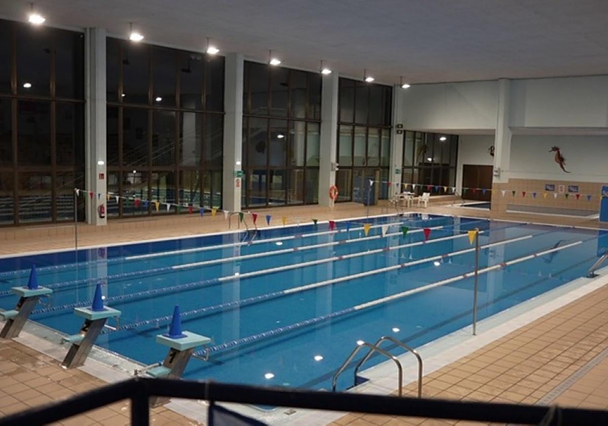 Barruko igerilekua martxan dago, abuztuko ordutegiarekin.