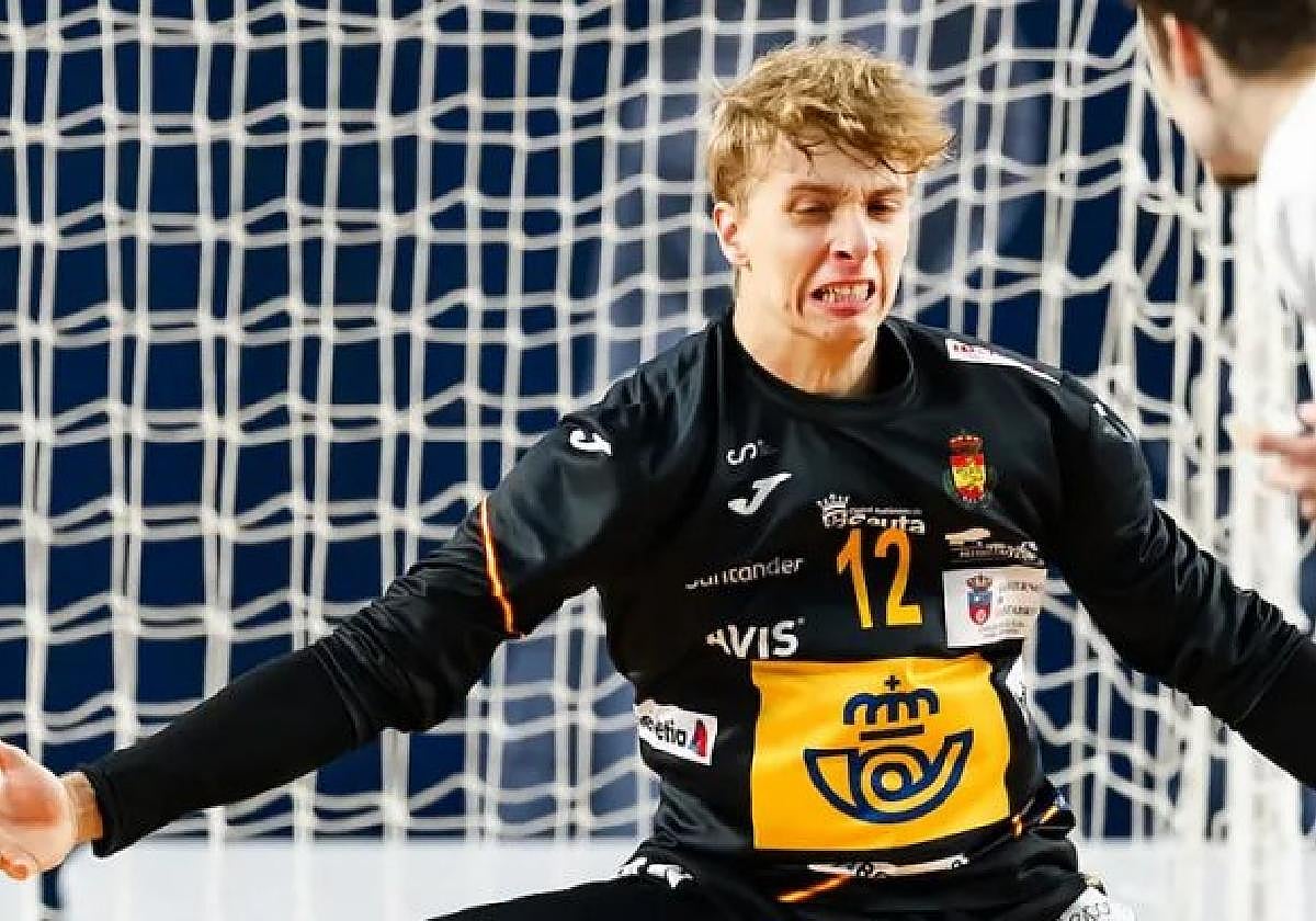 Barreto, de espaldas, y Faílde, dos destacados con la selección de España juvenil subcampeona del mundo.