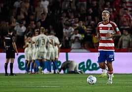 Stoichkov durante el primer partido de liga, los jugadores del Depor celebran uno de sus goles.