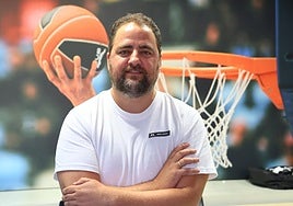 Sergio García posa en su despacho de Illunbe donde comparte con sus ayudantes los preparativos de pretemporada.