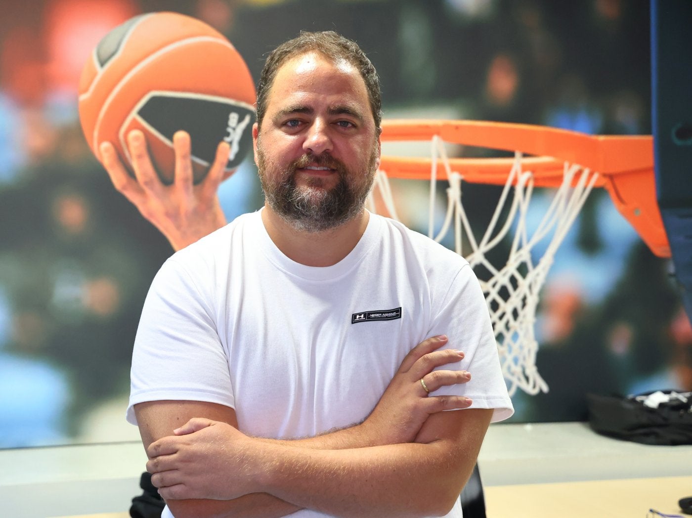 Sergio García posa en su despacho de Illunbe donde comparte con sus ayudantes los preparativos de pretemporada.