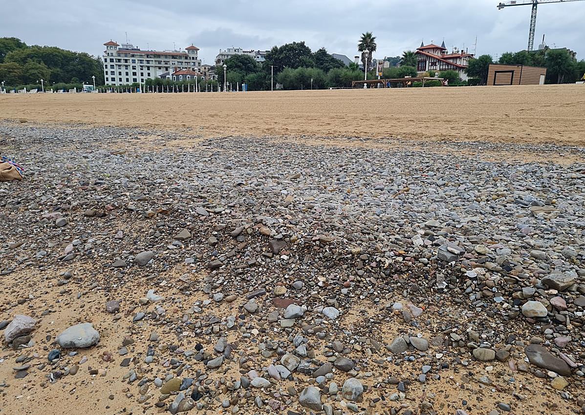 Imagen secundaria 1 - La primera retirada de piedras de la playa de Ondarreta este verano se llevará a cabo el lunes