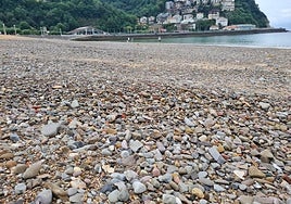 La bajamar del lunes ofreció esta imagen de la playa de Ondarreta a primera hora de la mañana.