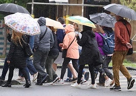 Paseantes bajo la lluvia en San Sebastián.
