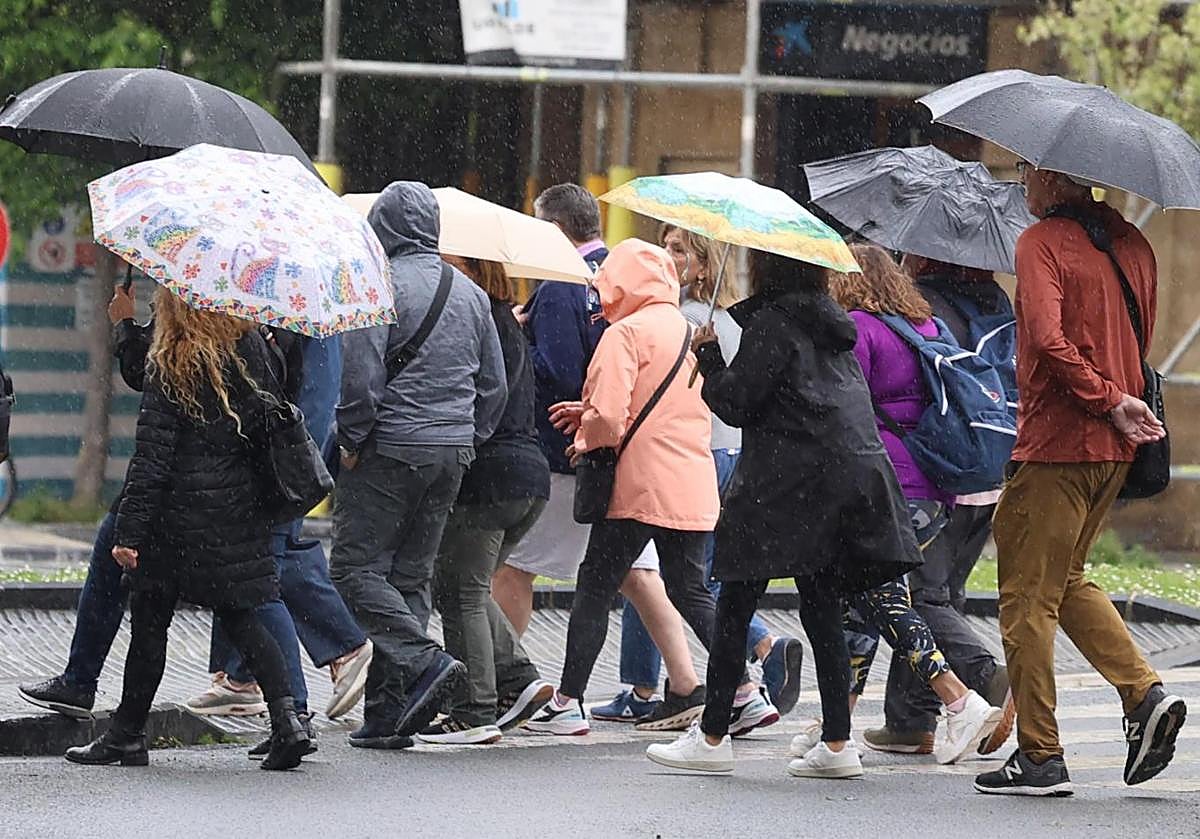 Paseantes bajo la lluvia en San Sebastián.