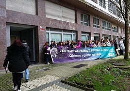 Protesta de las trabajadoras de residencias de Gipuzkoa en reivindicación de mejores condiciones laborales.