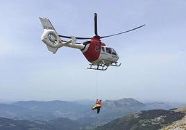 La Ertzaintza realiza labores de rescate con su helicóptero.