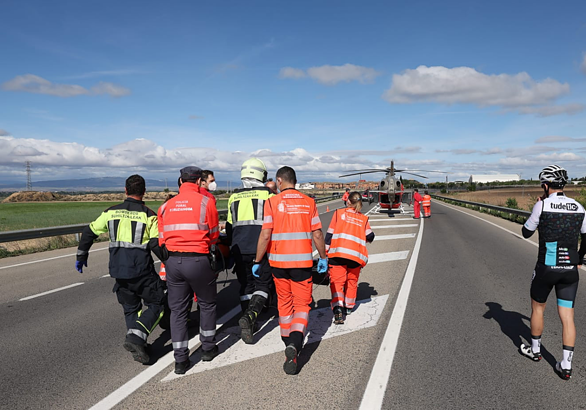 Traslado de uno de los ciclistas heridos.