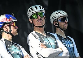 Xabier Mikel Azparren, en el centro, es el unico guipuzcoano en la Vuelta.