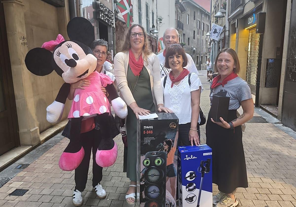 Algunos de los premios repartidos por Cáritas.