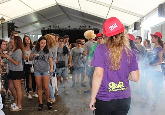 Imagen de archivo de una edición anterior de las fiestas patronales de San Miguel con jóvenes disfrutando en la zona de las txosnas.