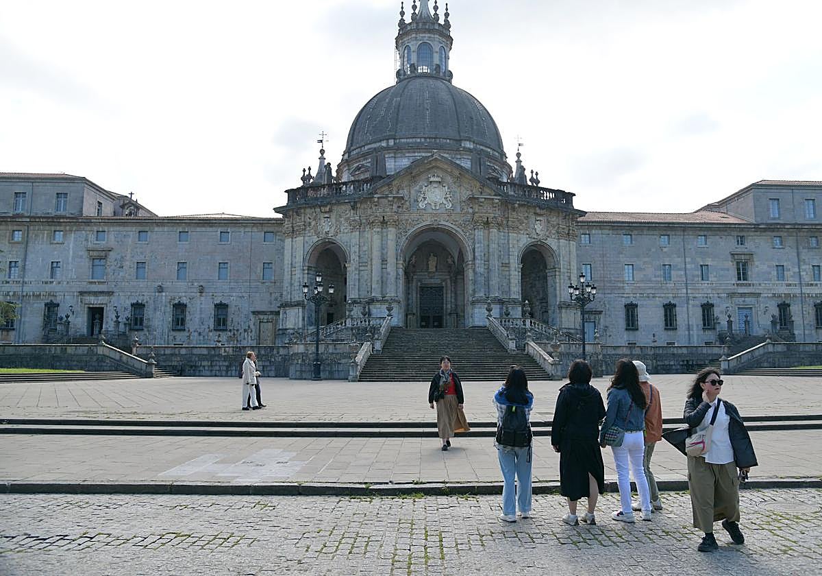 Un grupo de turistas posa en Azpeitia, frente al Santuario de San Ignacio de Loyola.