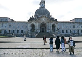 Un grupo de turistas posa en Azpeitia, frente al Santuario de San Ignacio de Loyola.