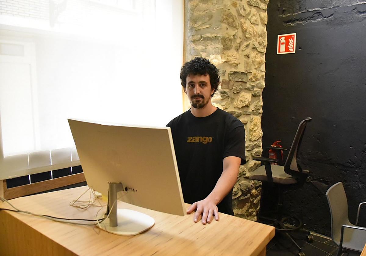 Beñat Martín, en la recepción del Hotel Bidebide, afirma que desde la pandemia han notado un aumento de visitantes.