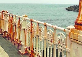 Denuncia J.M. Odriozola: «Me ha impactado el lamentable estado de la barandilla en la desembocadura del Urumea, en pleno Paseo de Salamanca. Nuestra ciudad era conocida en otra época por su limpieza, así que ¿por qué esta desidia? ¿Por qué la absoluta falta de vigilancia y mantenimiento? ¿Qué está pasando? Lamentable».