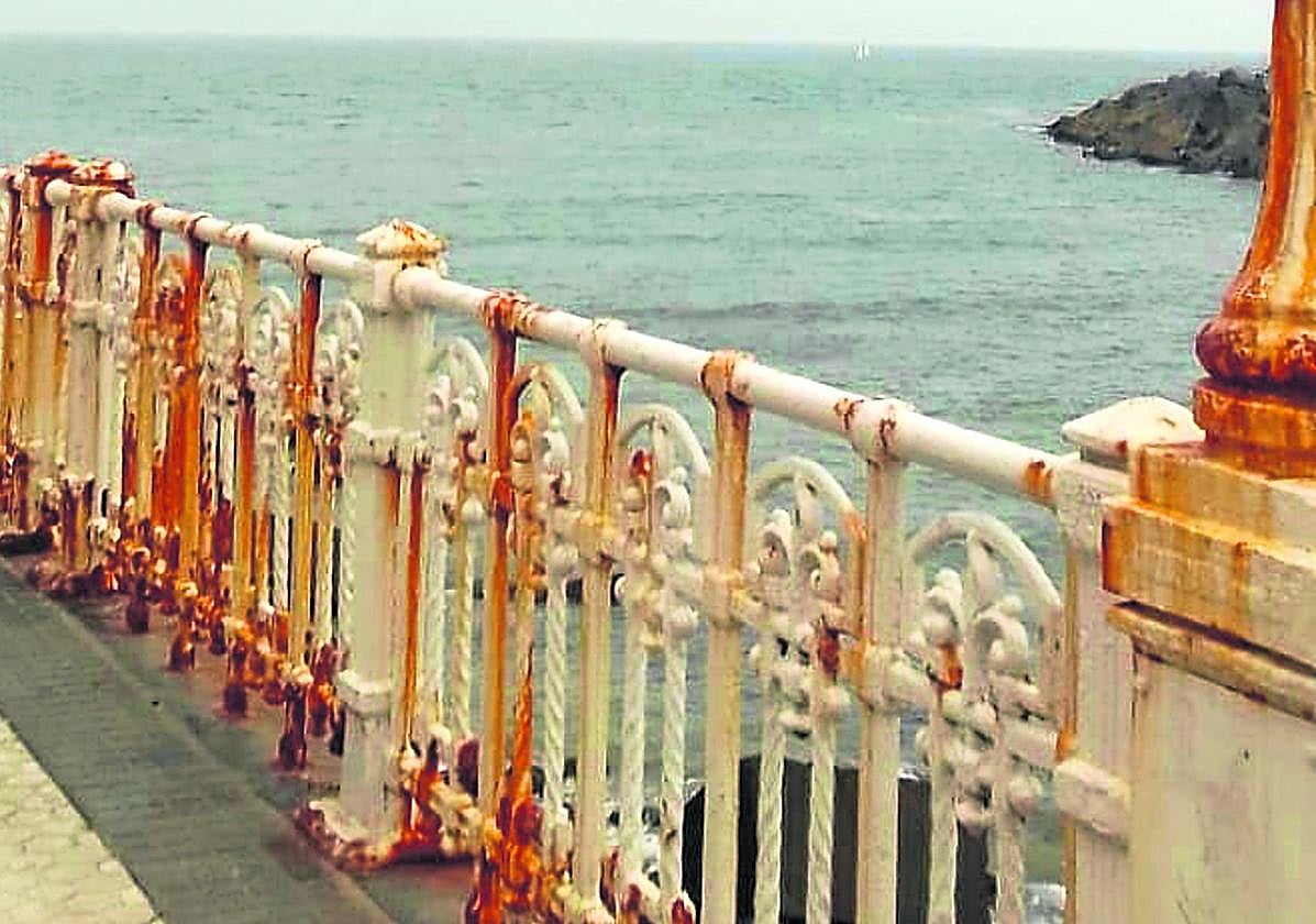 Denuncia J.M. Odriozola: «Me ha impactado el lamentable estado de la barandilla en la desembocadura del Urumea, en pleno Paseo de Salamanca. Nuestra ciudad era conocida en otra época por su limpieza, así que ¿por qué esta desidia? ¿Por qué la absoluta falta de vigilancia y mantenimiento? ¿Qué está pasando? Lamentable».