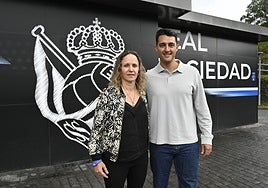 Arturo Ruiz y Maider Castillo en su presentación como nuevo entrenador de la Real Sociedad.
