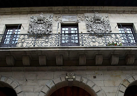 Fachada principal del ayuntamiento de Hondarribia.