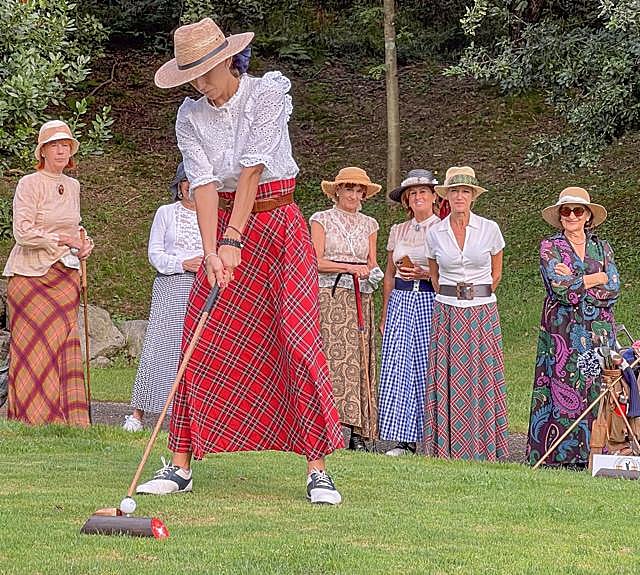 Cecilia Bronte golpea la bola ante la mirada de otras participantes.