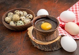 Cómo escalfar huevos de codorniz