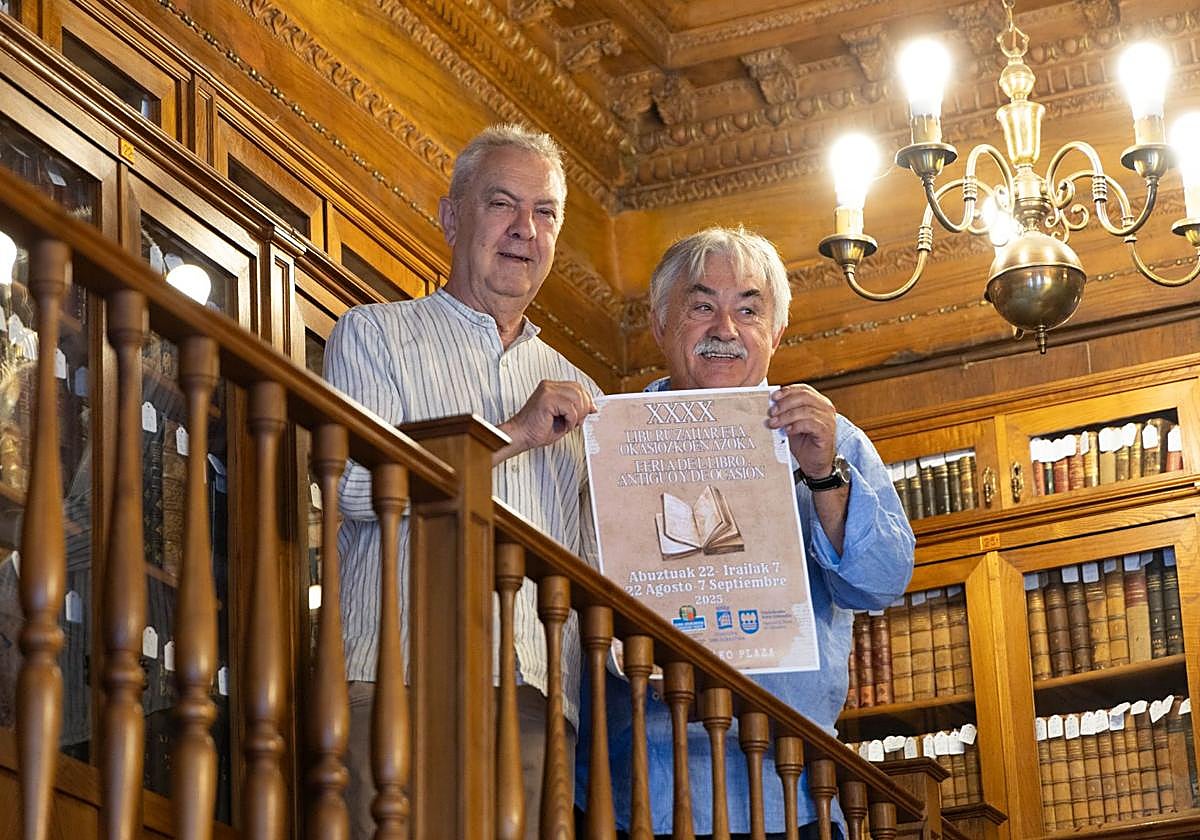 Jose Agustin Iturri y Asier Muniategi, en la presentación de la Feria del Libro Antiguo y de Ocasión, este jueves.