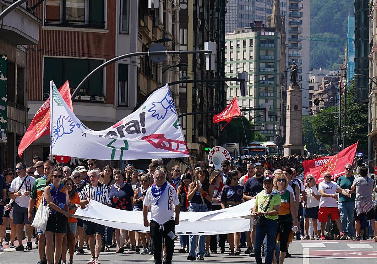 Manifestación de Etxera en apoyo a los presos en las fiestas de Bilbao de 2024.