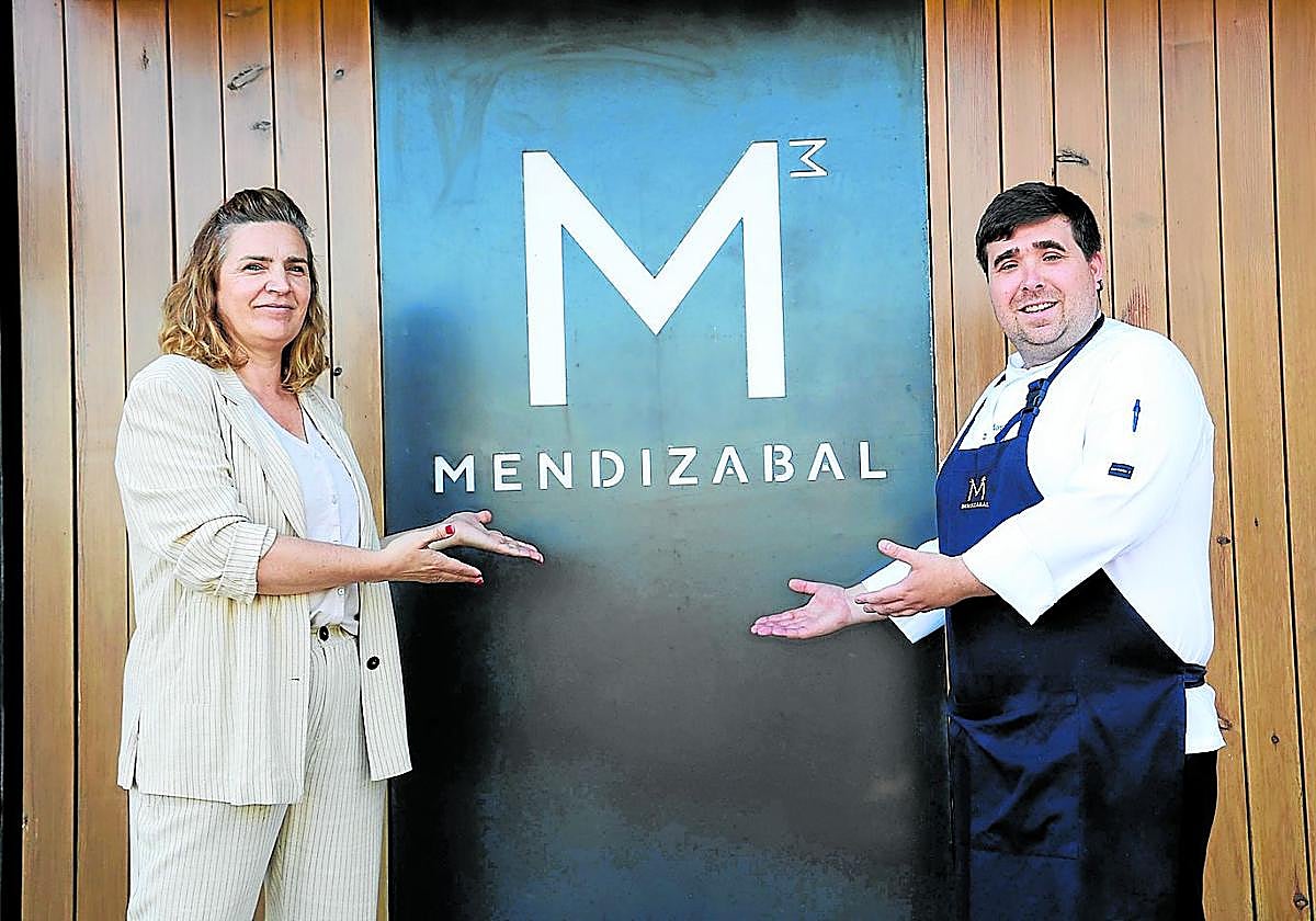 Los capitanes del Mendizabal, invitando a la clientela a visitarles.