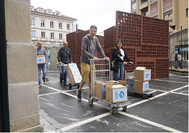 Entrega firmas para promover el salario minimo vasco en Euskadi por los sindicatos LAB y ELA en el Parlamento vasco.