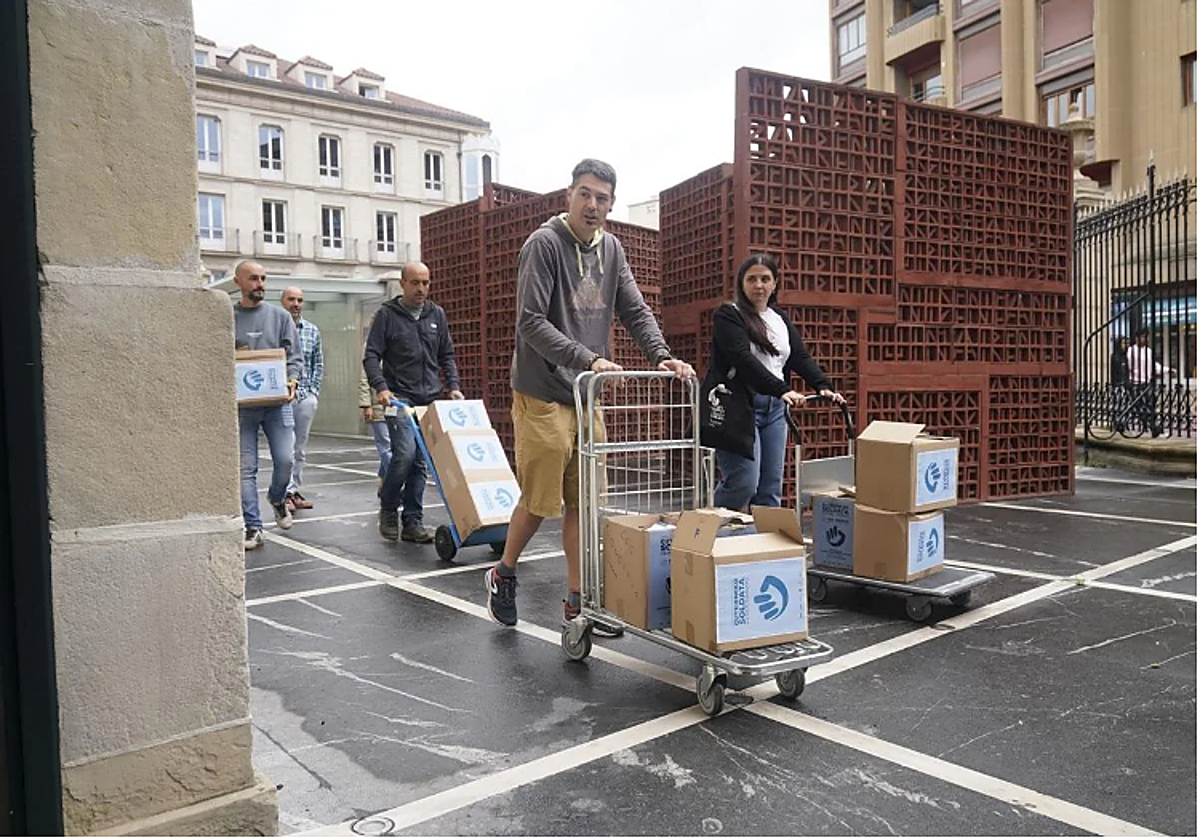 Entrega firmas para promover el salario minimo vasco en Euskadi por los sindicatos LAB y ELA en el Parlamento vasco.