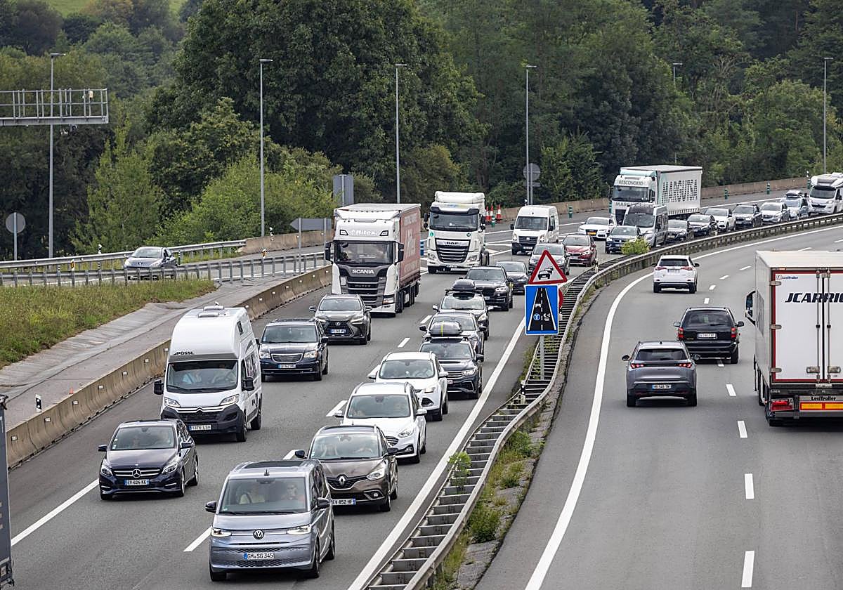 Las retenciones alcanzan los nueve kilómetros en la AP-8.