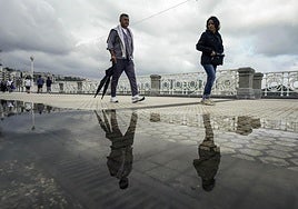 Paseantes por el paseo de la Concha este jueves.
