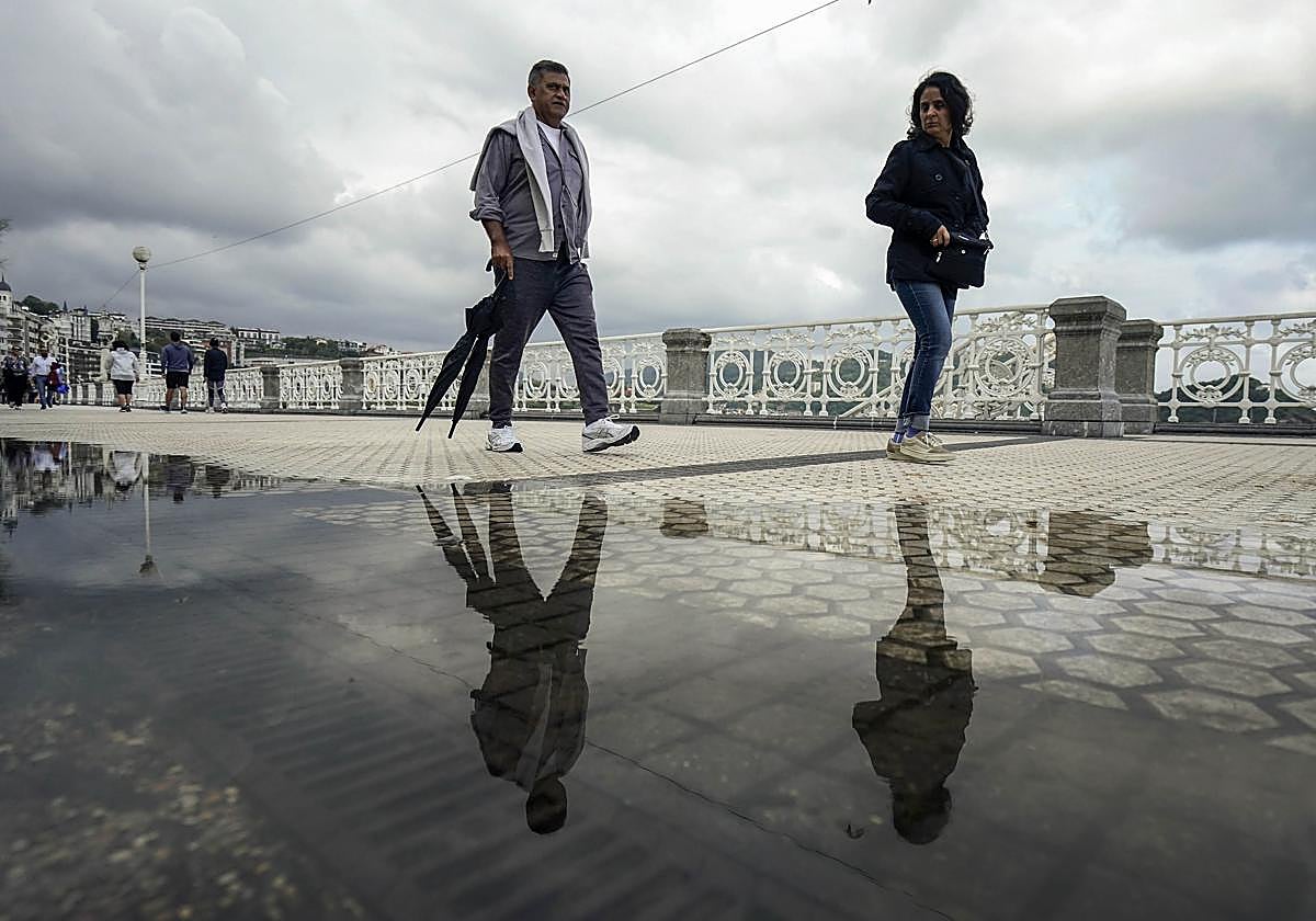 Paseantes por el paseo de la Concha este jueves.