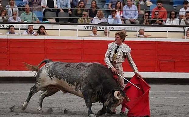 Natural de Borja Jiménez al toro finalmente indultado por el presidente.