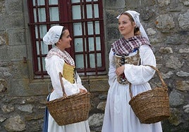 Nora Melo eta Jone de Andres, Louisbourgeko gotorlekuan, XVIII. mendeko bizitzaren errekreazio lanean.