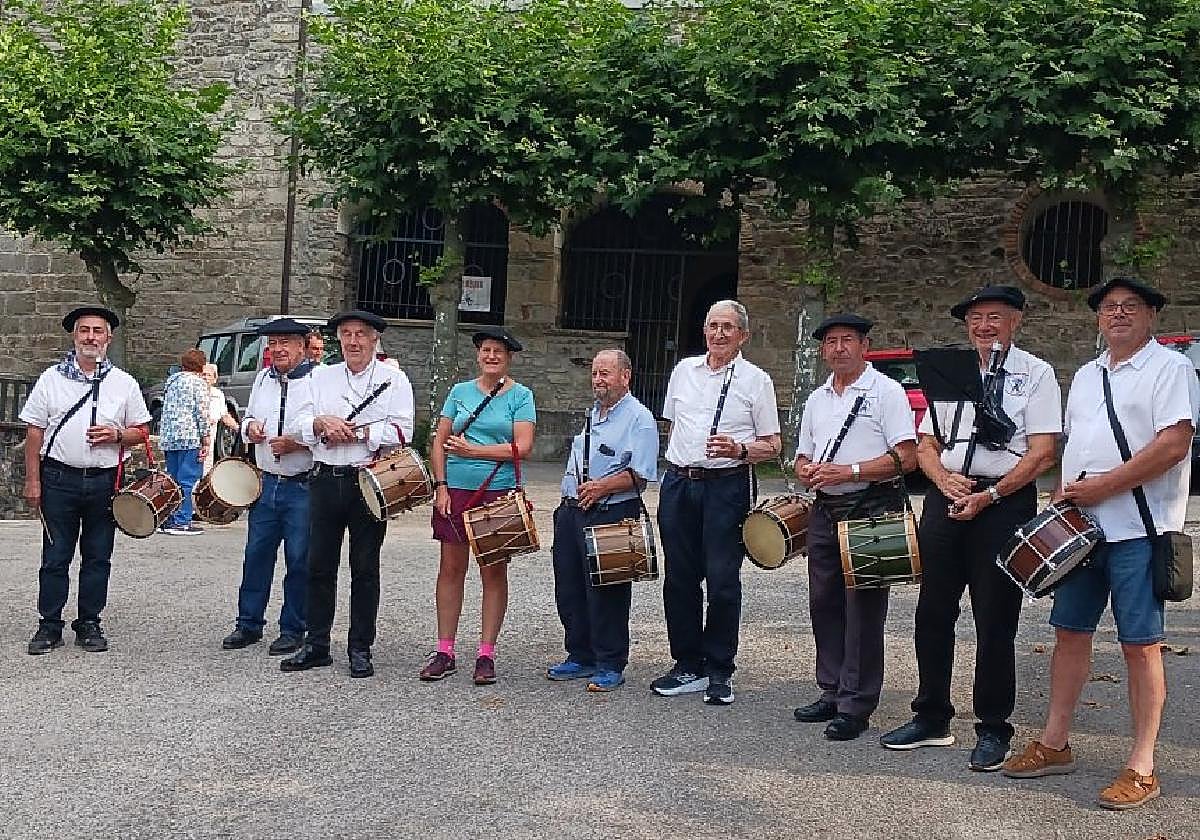 Como todos los años, una decena de txistularis, procedentes de diversas localidades, no faltaron a su cita en el día de San Roke de esta localidad navarra.